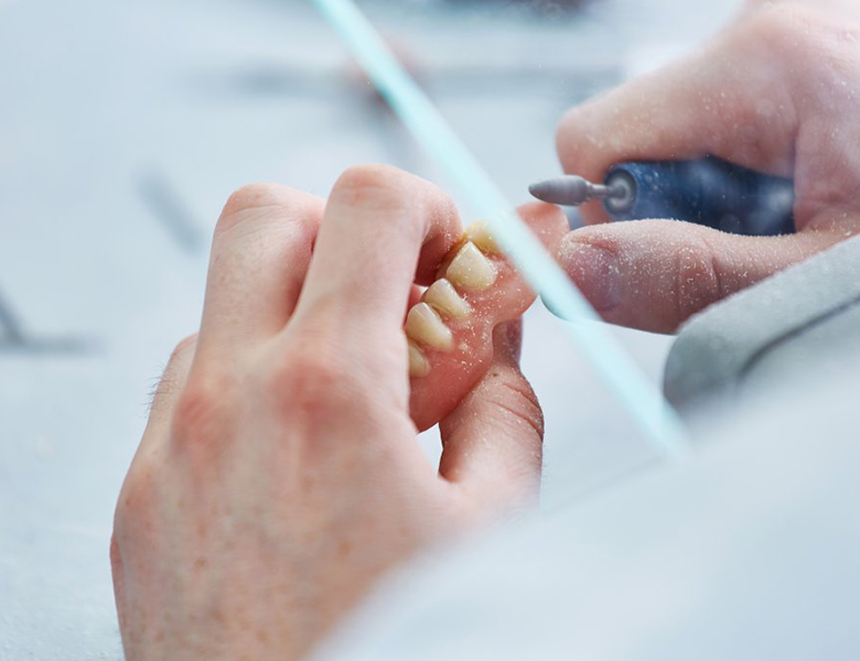 茗荷谷駅徒歩2分の歯医者｜佐藤歯科医院の入れ歯治療